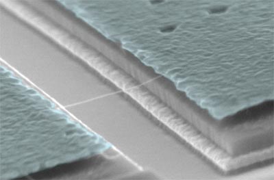Het minuscule draadje op deze opname van een elektronenmicroscoop is slechts 800 nanometer lang, ofwel 800 miljoenste millimeter.